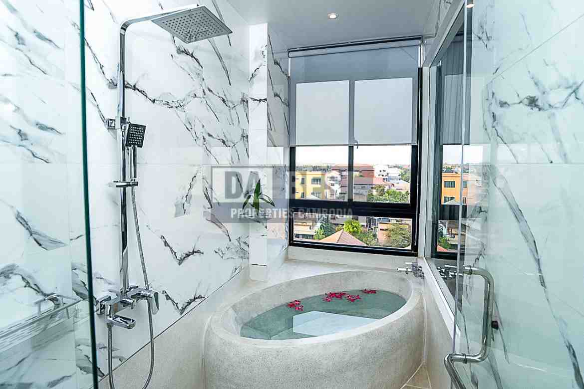Central 1 Bedroom Serviced Apartment On The Rooftop Private Garden For Rent In Siem Reap With Modern Living Room, Kitchen And Swimming Pool - Bathtub