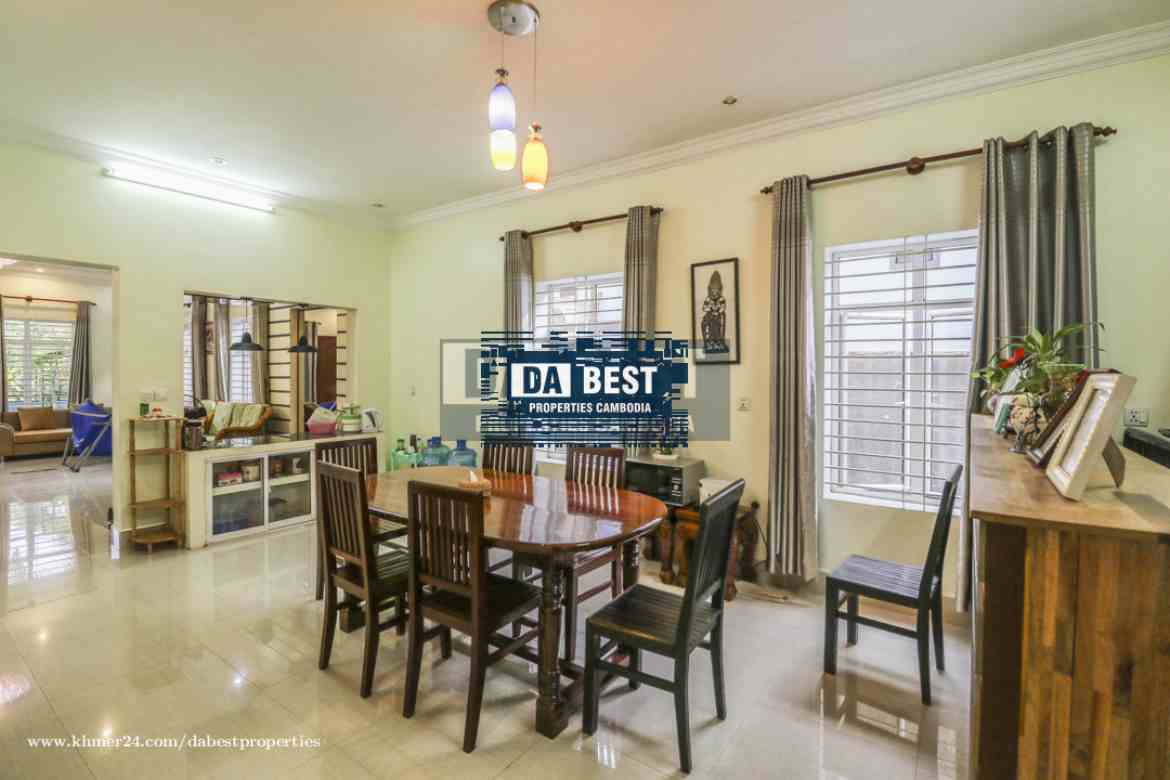 Private House 5 Bedrooms For Rent In Siem Reap - Svay Dangkum - Dining Table - 1