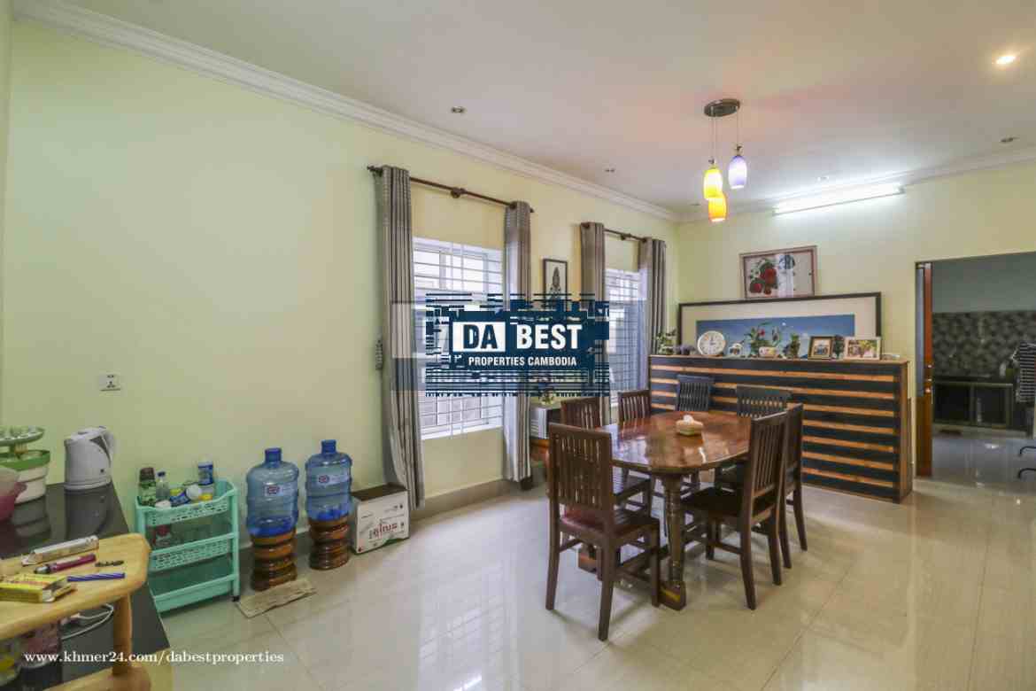 Private House 5 Bedrooms For Rent In Siem Reap - Svay Dangkum - Dining Table