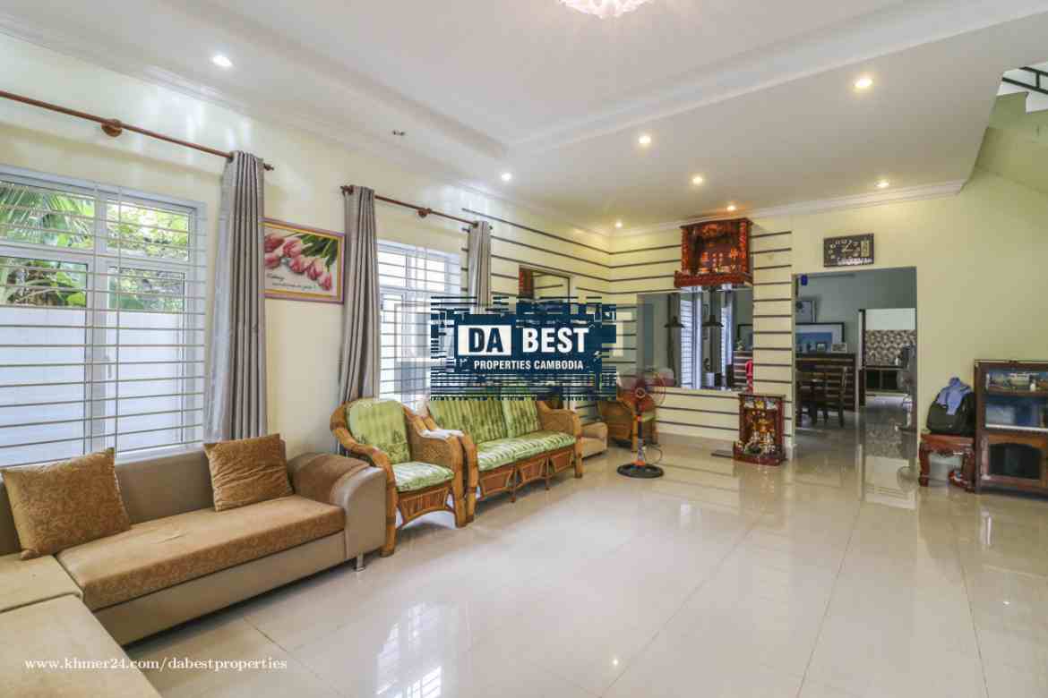 Private House 5 Bedrooms For Rent In Siem Reap - Svay Dangkum - Living area