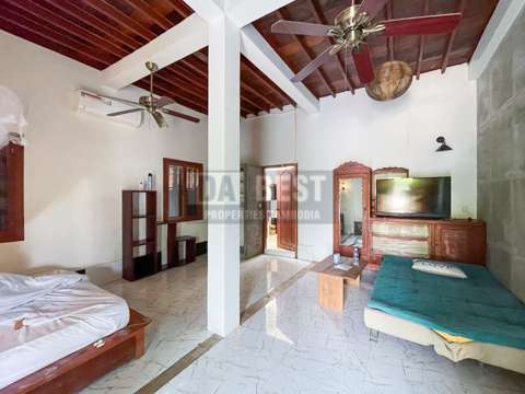 Wooden House 4 Bedrooms for Rent with Private Swimming Pool in Siem Reap - Bedroom-3