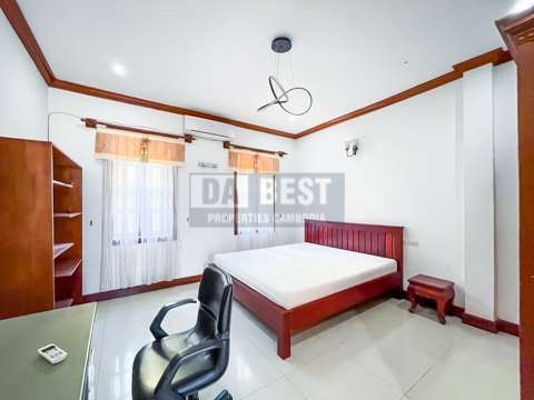Private Villa 4 Bedrooms For Rent In Siem Reap - Livingroom-2