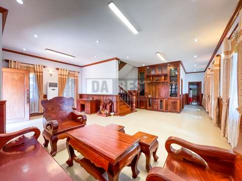 Private Villa 4 Bedrooms For Rent In Siem Reap - Livingroom